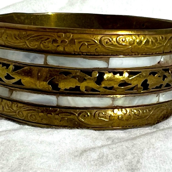 Vintage brass and mother of pearl bangle bracelet - Picture 1 of 5